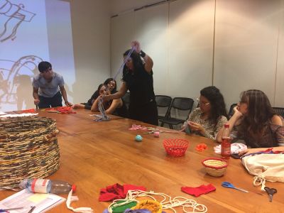 Las y los estudiantes participaron de un taller de cestería experimental.