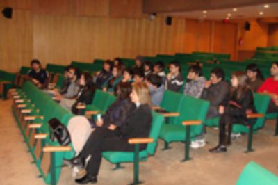 Ambos encuentros tuvieron como escenario la Facultad de Economía y Negocios de la U. de Chile. 