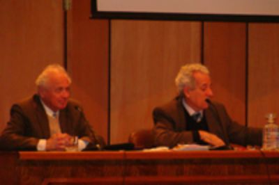 El Prof. Andrés Weintraub coordinó las preguntas del público al Dr. Nelson Maculan Filho. 