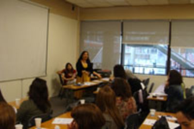 Las asistentes sociales de la Dirección de Bienestar Estudiantil, Natalia Aravena y Luisa Romero, agregaron datos relevantes a la presentación.