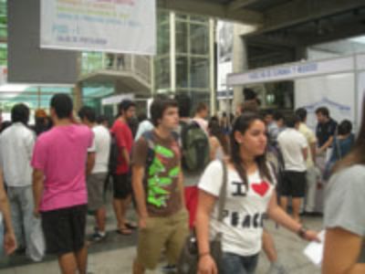 Cientos de jóvenes han visitado la muestra de la Semana del Postulante para conocer la oferta académica de la Universidad de Chile.