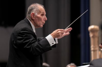 El concierto estará a cargo del director titular de la orquesta, Rodolfo Saglimbeni