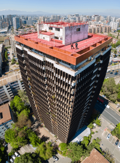 Aunque una parte del trabajo es operación y mantención de sistemas, en la Vicerrectoría se analizan los cambios tecnológicos y legales  y se proyectan las soluciones posibles para la modernización y transformación digital.  Actualmente hay una fuerza de tarea dedicada al Gobierno de Datos y que ahora comenzará a adecuar los procedimientos a la Ley de Protección de Datos Personales que fue aprobada en el Congreso.