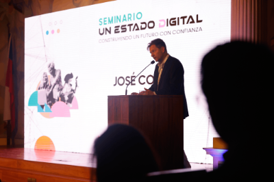 El vicerector de TI, José Correa dijo que debemos ser conscientes de los desafíos éticos y sociales que el uso de la Inteligencia Artifical plantea. La transparencia en los algoritmos, los sesgos que replican y la equidad en la toma de decisiones automatizadas son temas profundos de los que debemos hacernos cargo como Universidad.