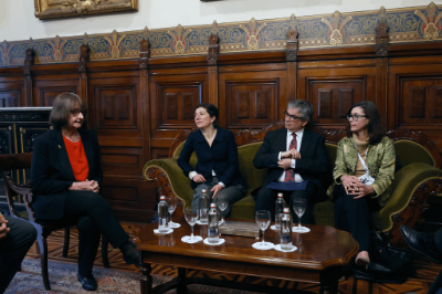 La rectora de la Universidad de Chile sostuvo un encuentro con las autoridades y dirigentes gremiales que participaron en el Seminario. En la fotografía, la autoridad académica conversa sobre tecnologías y transformación digital con la ministra de Ciencia y Tecnología, Aysén Etcheverry, el ministro de Hacienda, Mario Marcel y la representante del Banco Internamericano del Desarrollo, María Florencia Attademo-Hirt.  