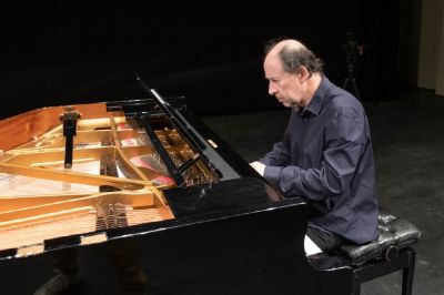 Maestro Luis Alberto Latorre en el Ciclo de Pianistas 