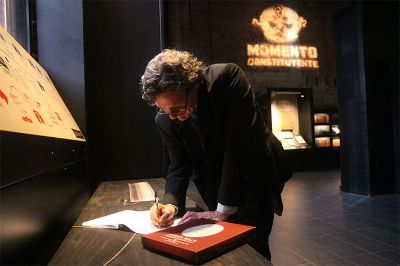 Roberto Gargarella visitó la nueva muestra de la Sala Museo Gabriela Mistral "Momento Constituyente. Del pueblo a la ciudadanía".