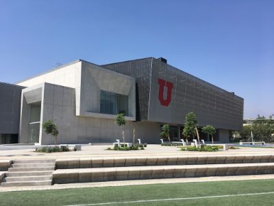 Frontis del acceso principal del edificio Polideportivo, ubicado en el Campus Juan Gómez Millas