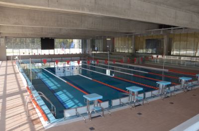 Vista lateral de la piscina temperada al interior del Polideportivo, donde se realizan clases de natación todos los niveles y edades 
