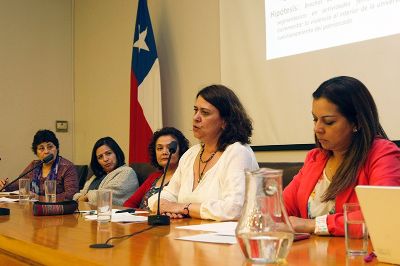 Las expositoras invitadas al seminario "Universidades chilenas frente al acoso sexual" son representantes de las unidades encargadas de trabajar el acoso sexual al interior de las universidades.