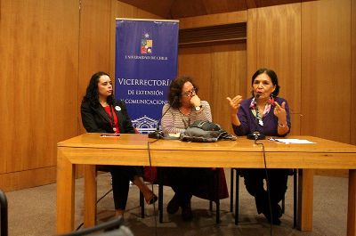 Con debate sobre mujeres y política comenzó el primer Cine Foro Amanda Labarca.