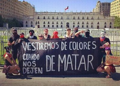 "Vestiremos de colores cuando nos dejen de matar". Disidencia Sexual de la escena Ballroom de Santiago manifestándose.