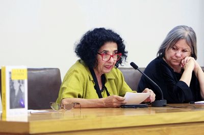 La vicerrectora de Extensión y Comunicaciones, Faride Zerán, presentó el libro Elena Caffarena. Una mujer pública.