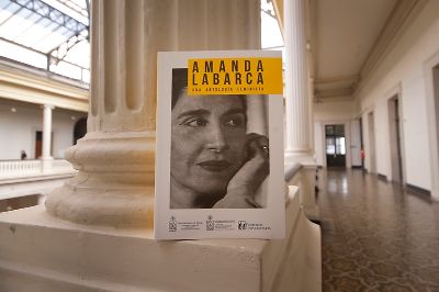  el libro ¿Amanda Labarca. Una antología feminista", editado por Jennifer Abate y compilado por Karen Cea.