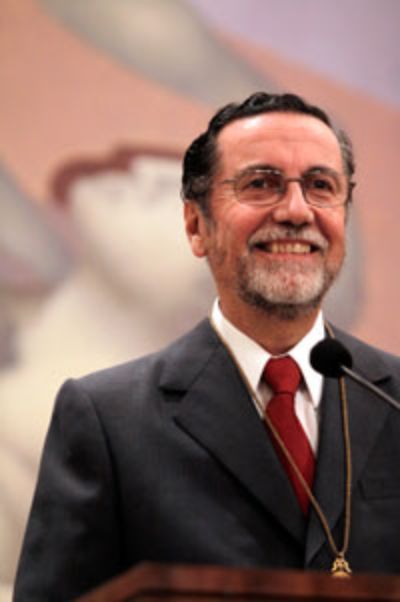 El Rector de la Universidad de Chile, Víctor Pérez Vera, entregó la cuenta anual en la Ceremonia Oficial del Aniversario nº 167.