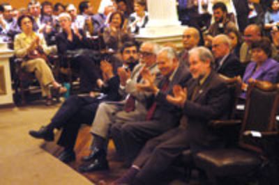 Los presentes celebraron con aplausos el planteamiento del Rector de recuperar la administración de la señal de televisión para la Universidad de Chile, durante el discurso.