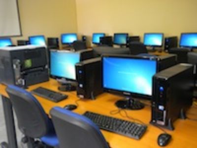 Nueva sala de computación del Departamento de Estudios Pedagógicos de la Facultad de Filosofía y Humanidades.