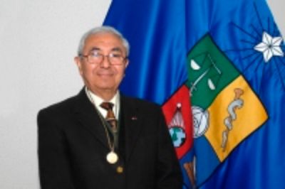 Dr. Germán Berrios tras recibir la medalla Doctor Honoris Causa.