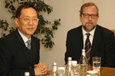 Profesor Guo Xi, Decano de la Facultad del Idioma y Cultura China de la U. de Jinan junto al Profesor David Wallace de la Facultad de Filosofía y Humanidades.