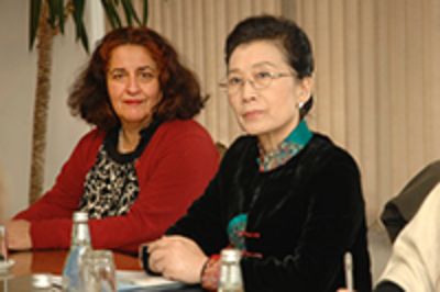 Profesora Margarita Iglesias, Directora de Relaciones Internacionales de la Facultad de Filosofía y Humanidades, junto a la Directora de dicho departamento en la Universidad de Junin, Yu Huifen.
