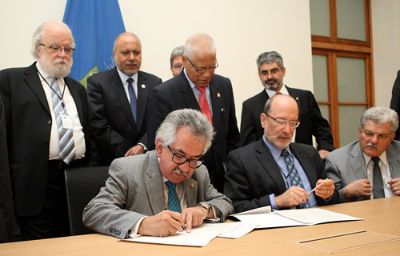 Rectores firmando la "Declaración de Santiago". 