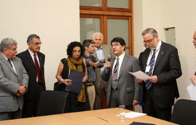 Rectores nacionales y latinoamericanos junto a autoridades de la Universidad de Chile comentando la "Declaración de Santiago"