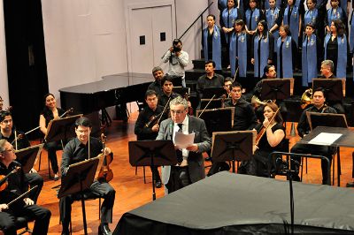 El Rector Ennio Vivaldi destacó que las expresiones artísticas del Coro y Orquesta Sinfónica representan la fuerza de la Universidad de Chile. 