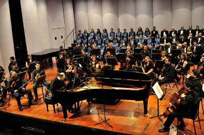 El Coro y la Orquesta Sinfónica de Chile fueron dirigidas por el maestro Leonid Grin.