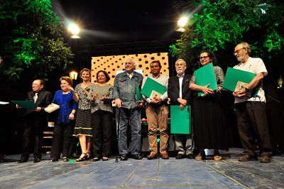 Ganadores del Premio Municipal de Artes 2014 junto a la alcaldesa Carolina Tohá y la ministra Claudia Barattini