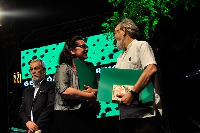 Nury González recibe el galardón junto a Pedro Chaskel