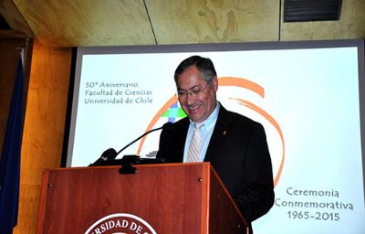 El Decano Victor Cifuentes en la ceremonia  conmemorativa del quincuagésimo aniversario  de la Facultad de Ciencias. 