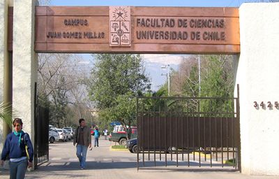 Acceso a la Facultad de Ciencias, ubicada en el Campus Juan Gómez Millas de la Universidad de Chile.