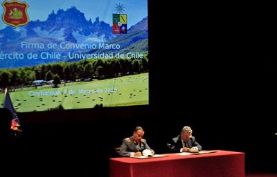 Las máximas autoridades de la Universidad de Chile y del Ejército de Chile suscribieron el convenio marco este 4 de marzo en Aysén. 