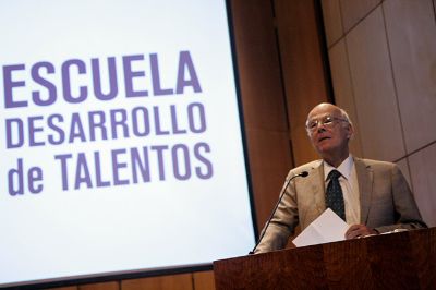 El profesor Joseph Ramos afirmó que la EDT "se funda en la convicción de que el talento es distribuido de forma semejante en todas las clases sociales de Chile".