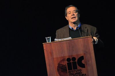 Carlos Ruiz Schneider, Director de Investigación de la Facultad de Filosofía y Humanidades, fue uno de los oradores de la jornada.