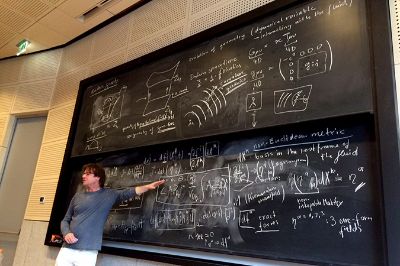 El Dr. Buchert dictó un curso doctoral sobre "Cosmologías no-homogéneas" en la Universidad de Chile, oportunidad en la que profundizó en su nuevo modelo cosmológico.