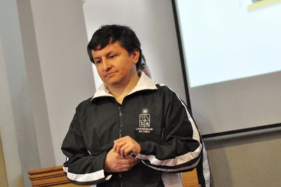 Juan Manuel Solís, Jefe de la Unidad de Difusión para la Admisión de Pregrado dictó una charla de orientación a los presentes. 
