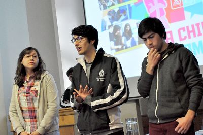 Estudiantes de diversas áreas de la U. de Chile, les entregaron información sobre sus carreras y relataron en primera persona su experiencia en la Casa de Bello.