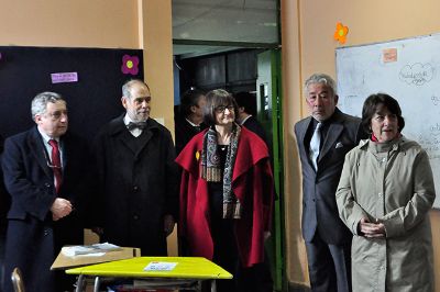 El Rector junto a los vicerrectores Rosa Devés y Juan Cortés, acompañados de la Ministra y del director del Liceo Malaquías Concha de La Granja 