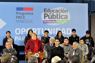 La Presidenta en el lanzamiento del programa PACE en uno de los cinco establecimientos con los que trabajará la Universidad de Chile. 