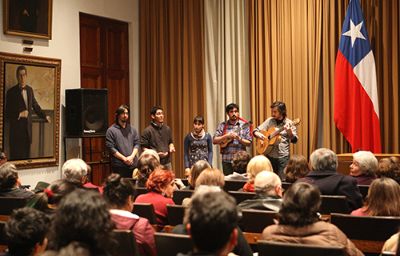 La agrupación de estudiantes de la Facultad de Artes "Canto Crisol" acompañó con un repertorio de música nortina.