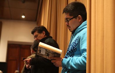 La Universidad de Chile, el Colegio de Antropólogos y LOM Ediciones convocaron al lanzamiento del volumen. 