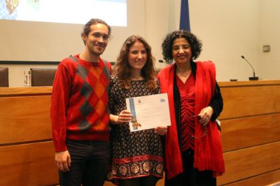 La vicerrectora de Extensión y Comunicaciones, Faride Zeran, hizo entrega de los reconocimientos a los ganadores del Fondo Valentín Letelier 2015.