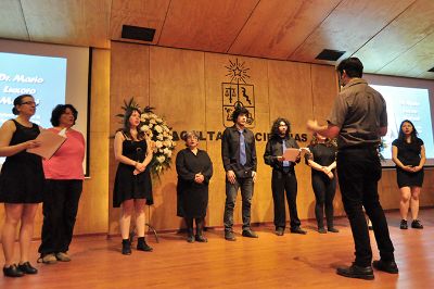 Al terminar la ceremonia el himno de la Universidad de Chile fue interpretado por el Coro de la Facultad de Ciencias que dirige el Prof. Adrián Rojas Bustos.e