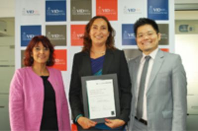 La Directora de Investigación, Silvia Núñez; la Académica Paulina Aldunce; y el Gerente de Relaciones de Publicación de Emerald, Andre Jun.