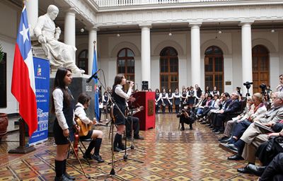 Las alumnas del Liceo Bicentenario Teresa Prat, fundado por Gabriela Mistral en 1921 se hicieron presentes en la actividad.