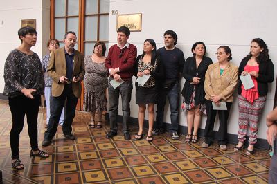 La directora del Archivo Central Andrés Bello, Alejandra Araya, dio la bienvenida a la Sala Museo.