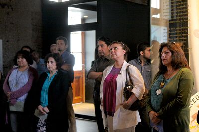 Dentro de la sala, los profesores del Liceo Teresa Prats pudieron interiorizarse en los detalles de "Poema de Chile" y mucho más.