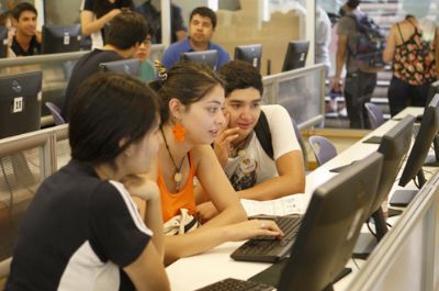 Otra de las formas de recibir información sobre las carreras de la Universidad de Chile es a través del portal www.futuromechon.cl, plataforma donde los postulantes podrán comunicarse con monitores.