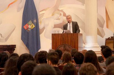 El director de Relaciones Internacionales, Eduardo Vera, invitó a los estudiantes a integrarse de lleno a nuestra comunidad universitaria.